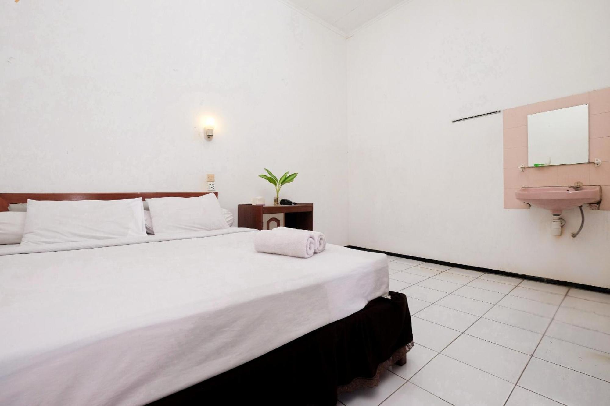 Berlian Abadi Hotel By Sinergi Banyuwangi  Exterior photo