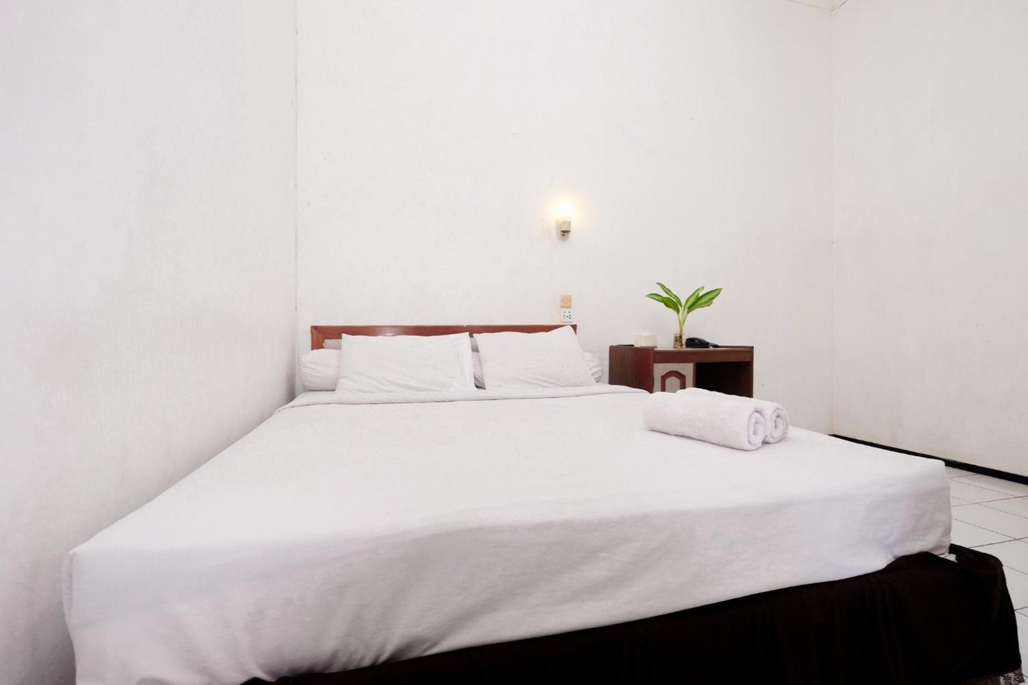 Berlian Abadi Hotel By Sinergi Banyuwangi  Exterior photo